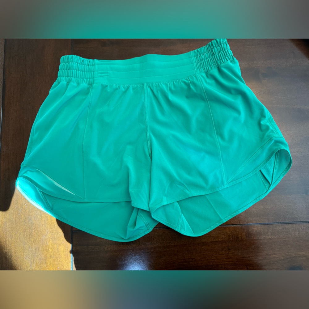 Lululemon hotty hot 4” shorts